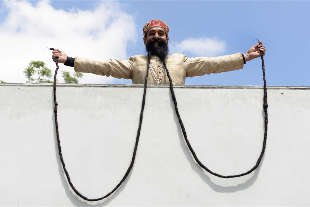 挂面胡子 印度,61岁的ram singh chauhan正在展示他大约18英尺长的