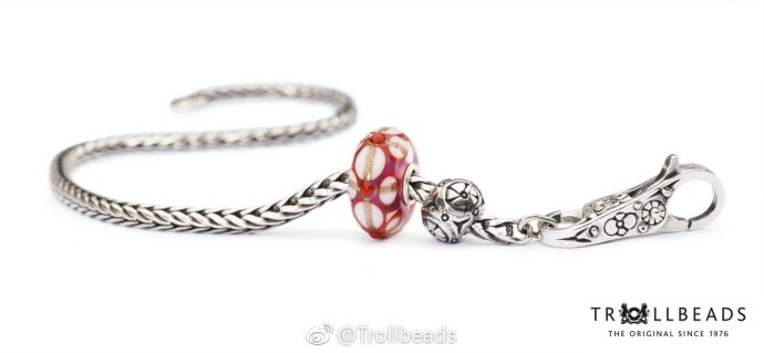 2017年春季限量版#Trollbeads-神清气爽#手链组现已上市，是时候赠送自己一份能带来感动的礼物，让自己更加神清气爽！
2017年4月7日，凡在Trollbeads大陆任意专柜消费满600元人民币，即可抽取内含商品价值不低于198元的福袋1枚。每个专柜仅有10枚福袋，数量有限，先到先得哦！价值人民币1298元的大奖神清气爽手链就藏在10个福袋中！
全国各大专柜均已装饰一新，等你来试试手气，把神清气爽带回家吧！