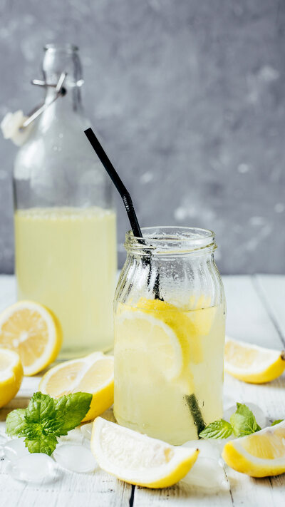 【柠檬水】
清爽的柠檬水颇受人喜爱，含有丰富的维生素，具有美容功效。©视觉中国