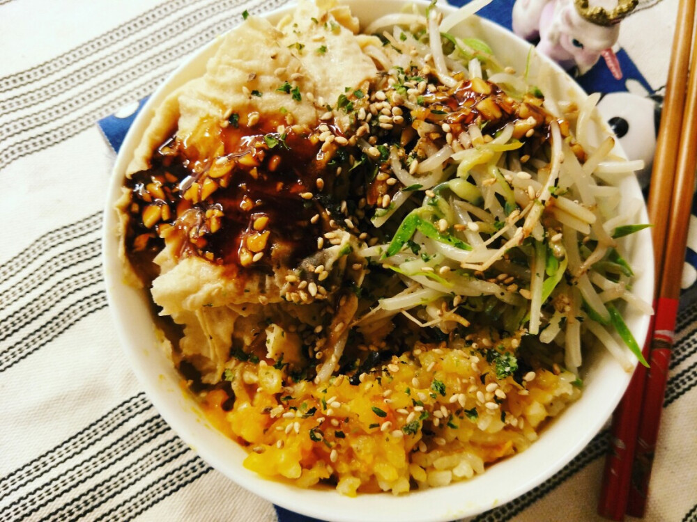 中了INS上vegan bowl 的毒，豆芽菜和豆腐燙一燙，加上軟糯香甜的南瓜糙米飯，淋上香菇油膏，便覺得是人間美味