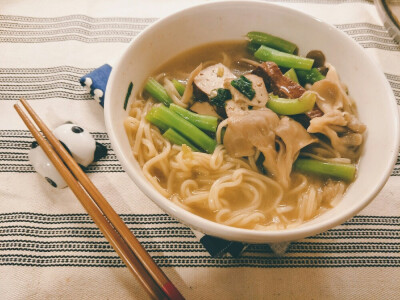 颳風下雨的天喝完香濃的蘑菇味增湯，暖?