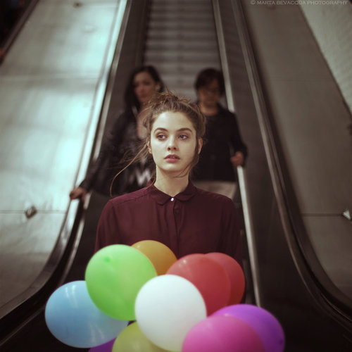 我有许多色彩缤纷的气球，但差个人，我给你气球，你给你一点爱给我好吗？