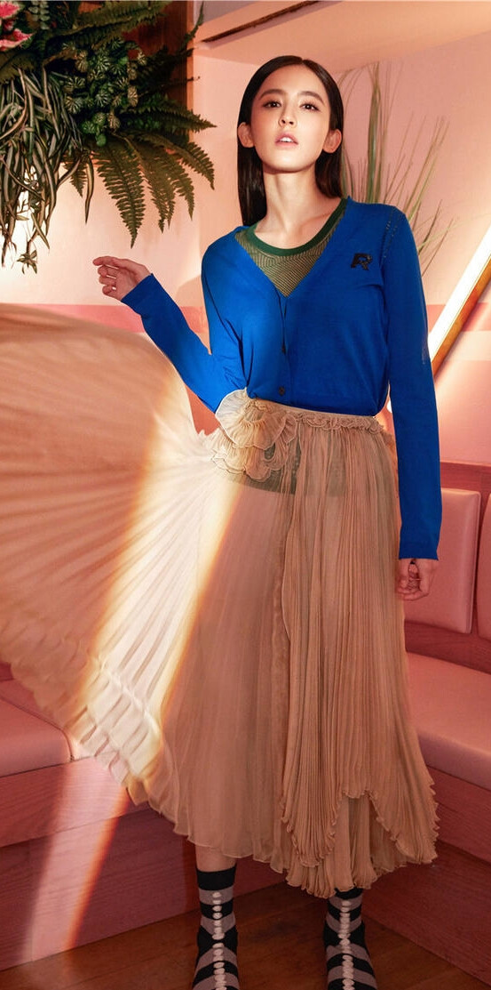 【娜扎示范春季穿搭 浪漫清新展少女情怀】以纽约街角粉色餐厅为背景，娜扎身着几款颇具设计感的针织衫，或搭配同色系衬衫浪漫时髦，或点缀百褶半裙青春活力，与长款连衣裙也混搭出小清新之感，徜徉在粉色空间的娜扎少女力十足，完美示范了春季时尚保暖的出街style。壁纸 明星 美女 服饰 妆容 女神 写真 拍摄 头像 《轩辕剑之天之痕》《警察故事2013》《分手大师》《隐私保险箱》《爱我就陪我看电影》《全城通缉》《痞子英雄之黎明升起》《山海经之赤影传说》《青丘狐传说》《云之凡》《武神赵子龙》《柠檬初上》《择天记》《游戏规则》《游戏规则》《花儿与少年3》