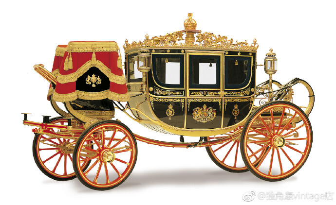 在2014年，伊丽莎白女王的新马车成了英国民众的热门话题。这辆御用马车的金色部分覆盖着金箔，车上还用了众多意义深刻的古董材料，来自亨利八世的战舰、西敏寺、肯辛顿宫等等，而且还有文字标明材料来源。难怪人们也把这辆“黄金马车”叫做“移动的博物馆”。 ​​​​