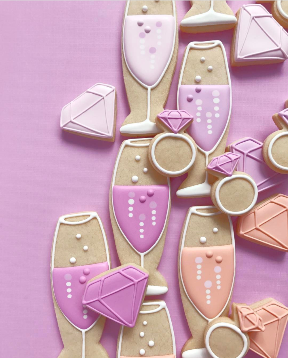 [Too cute to eat]创意设计师Holly Fox, 来自美国洛杉矶，偶然接触烘焙后，瞬间就爱的一发不可收拾。她把平时画画的灵感都用在了小饼干上，成品简直令人惊艳…Ins 账号：hol_fox。