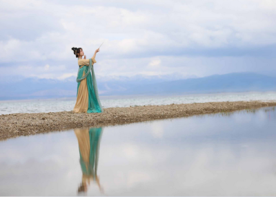 薄暮归去来，苎罗生碧烟。