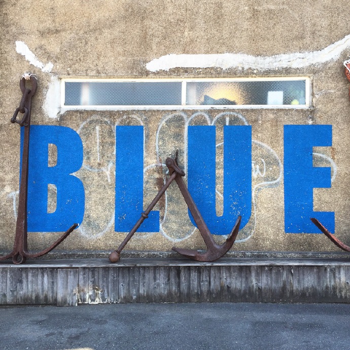 第一次實地拍攝「Blue Blue」橫濱店。跟店長聊天得知橫濱店已經有20年的歷史了。突然聯想到人家20年前就開始玩把倉庫改造成Loft風格的空間設計，頓時又對Blue Blue整個品牌的意識形態佩服的五體投地。///O网页链接 ​​​​