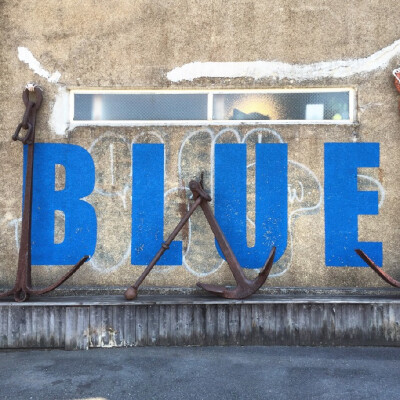 第一次實地拍攝「Blue Blue」橫濱店。跟店長聊天得知橫濱店已經有20年的歷史了。突然聯想到人家20年前就開始玩把倉庫改造成Loft風格的空間設計，頓時又對Blue Blue整個品牌的意識形態佩服的五體投地。///O网页链接 …