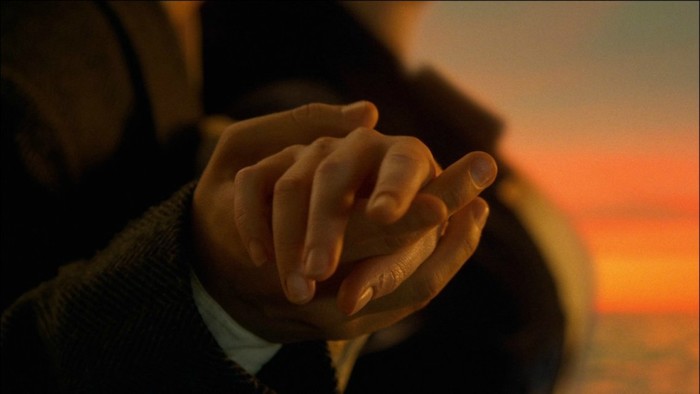 十指相接 四目相触 不离不弃 永恒的经典 泰坦尼克号