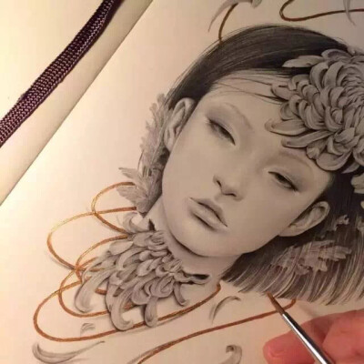 日本画师Ozabu用自动铅笔带来的另类画作，细节的完美刻画，少女独特的面容表达，以及别有寓意的饰物，让观者眼前一亮，就是看多了，好像都是一个模特？或许表达的就是作者自己吧？ ​​​