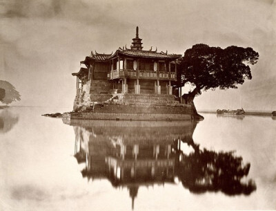 John Thomson《金山寺》