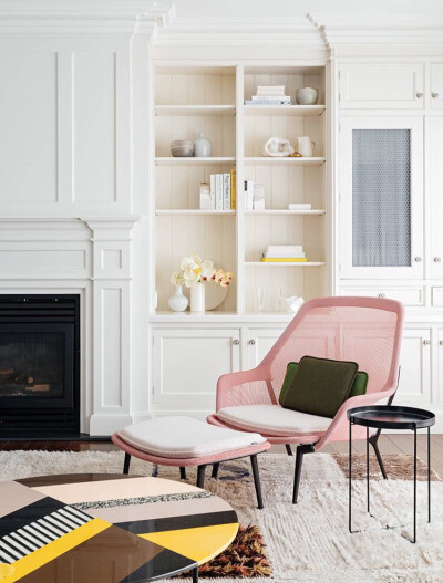 起居室、粉色椅子