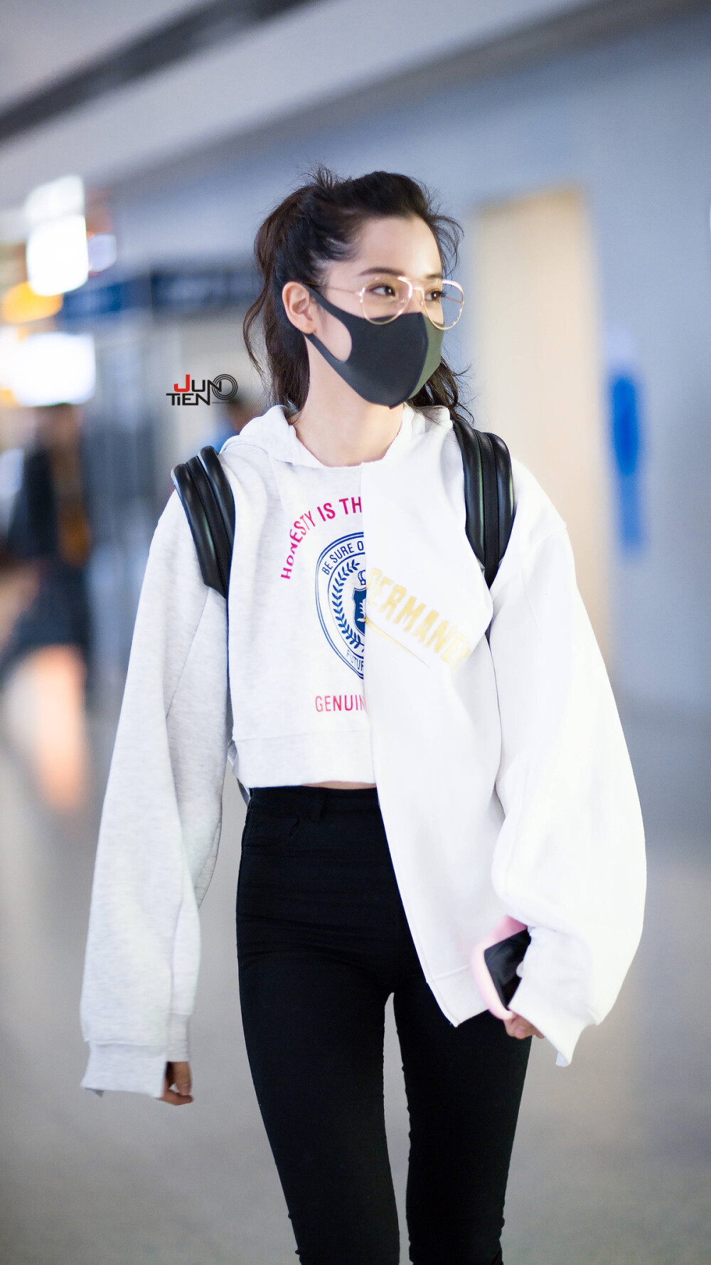 欧阳娜娜机场私服街拍