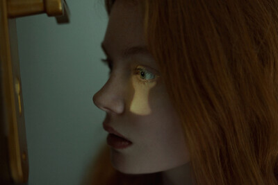 1989年出生的意大利年轻女摄影师Marta Bevacqua擅长拍摄带有浓烈情绪且故事性十足的人像作品。