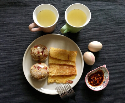 自制的菠萝酱泡杯水，煎两块黄金糕，搓块饭团，再加个白煮蛋，早餐还是很营养哒！