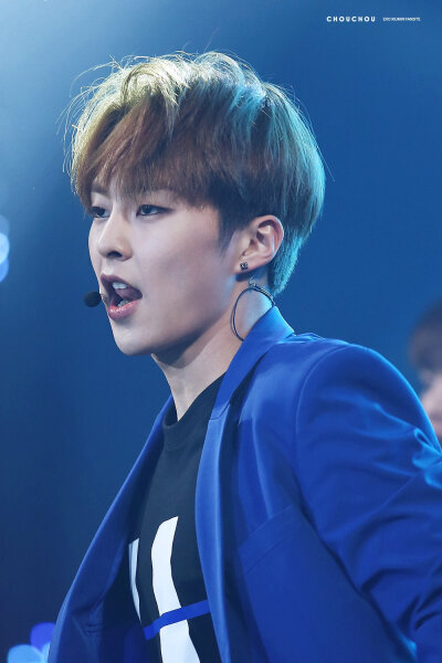 Xiumin 金珉锡 김민석 EXO
cr.logo