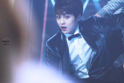 Xiumin 金珉锡 김민석 EXO
cr.logo