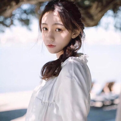 “愿所有真诚被看见
所有善良有人懂
眼睛里面睡星星
心里面有太阳”