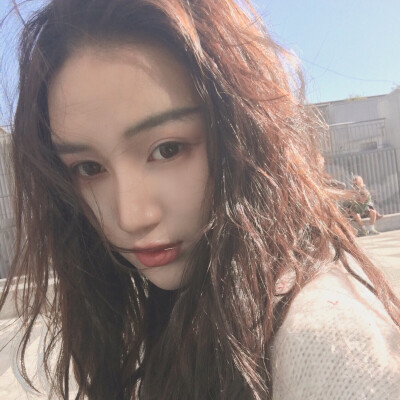 “我独自走过很多孤独的路途
那些我熬过的苦痛
笑纳过的福泽
是它们成全了我的薄暮昏晓
我的壮阔天晨
我还没忘 我要实现的梦想和远方
我要坚持的勇敢和善良” ​​​