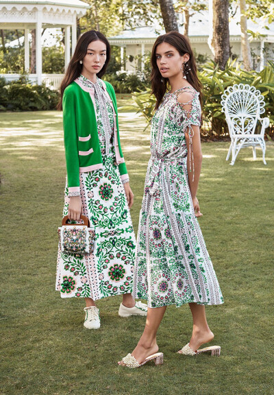 美国时尚品牌 Tory Burch（汤丽柏琦）释出2017春夏系列「Garden Party 花园派对」主题广告大片