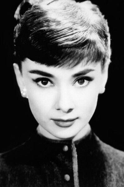 奥黛丽·赫本（Audrey Hepburn），1929年5月4日出生于比利时布鲁塞尔，英国电影和舞台剧女演员。