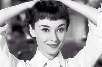 奥黛丽·赫本（Audrey Hepburn），1929年5月4日出生于比利时布鲁塞尔，英国电影和舞台剧女演员。