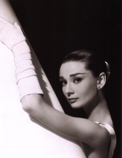 奥黛丽·赫本（Audrey Hepburn），1929年5月4日出生于比利时布鲁塞尔，英国电影和舞台剧女演员。