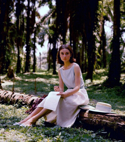 奥黛丽·赫本（Audrey Hepburn），1929年5月4日出生于比利时布鲁塞尔，英国电影和舞台剧女演员。