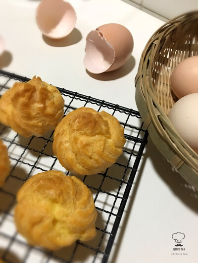 泡芙。以前偷懒，直接打发个奶油填进去，丫头不满意，这次做卡仕达蛋黄酱，终于点头。