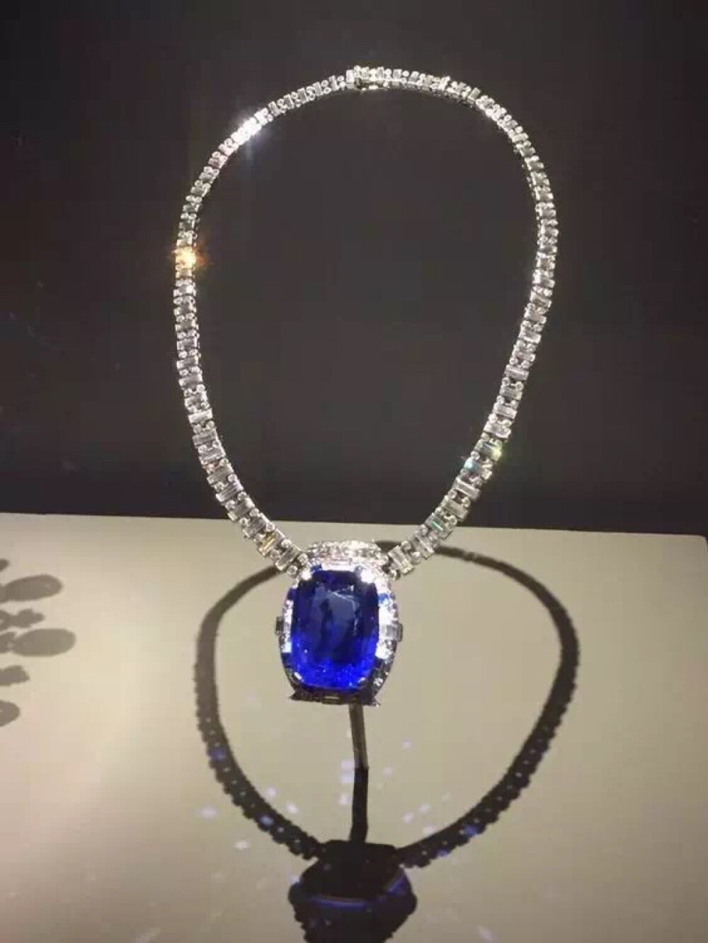 在莫娜的收藏中，颇为著名的当属这颗以莫娜第四任婚姻姓氏命名的俾斯麦蓝宝石，这颗重达98.6克拉有着如同海洋般深邃色彩的宝石是莫娜在1926年的环球旅行中途径蓝宝石圣地斯里兰卡时买下的。后莫娜委托卡地亚把蓝宝石加以镶嵌，成了这条包含了300余颗钻石的蓝宝石钻石铂金项链，在1967年，莫娜将这颗绝美的蓝宝石捐赠给美国史密森尼国家自然历史博物馆，时至今日这颗宝石依旧是博物馆中最闻名的宝石之一。