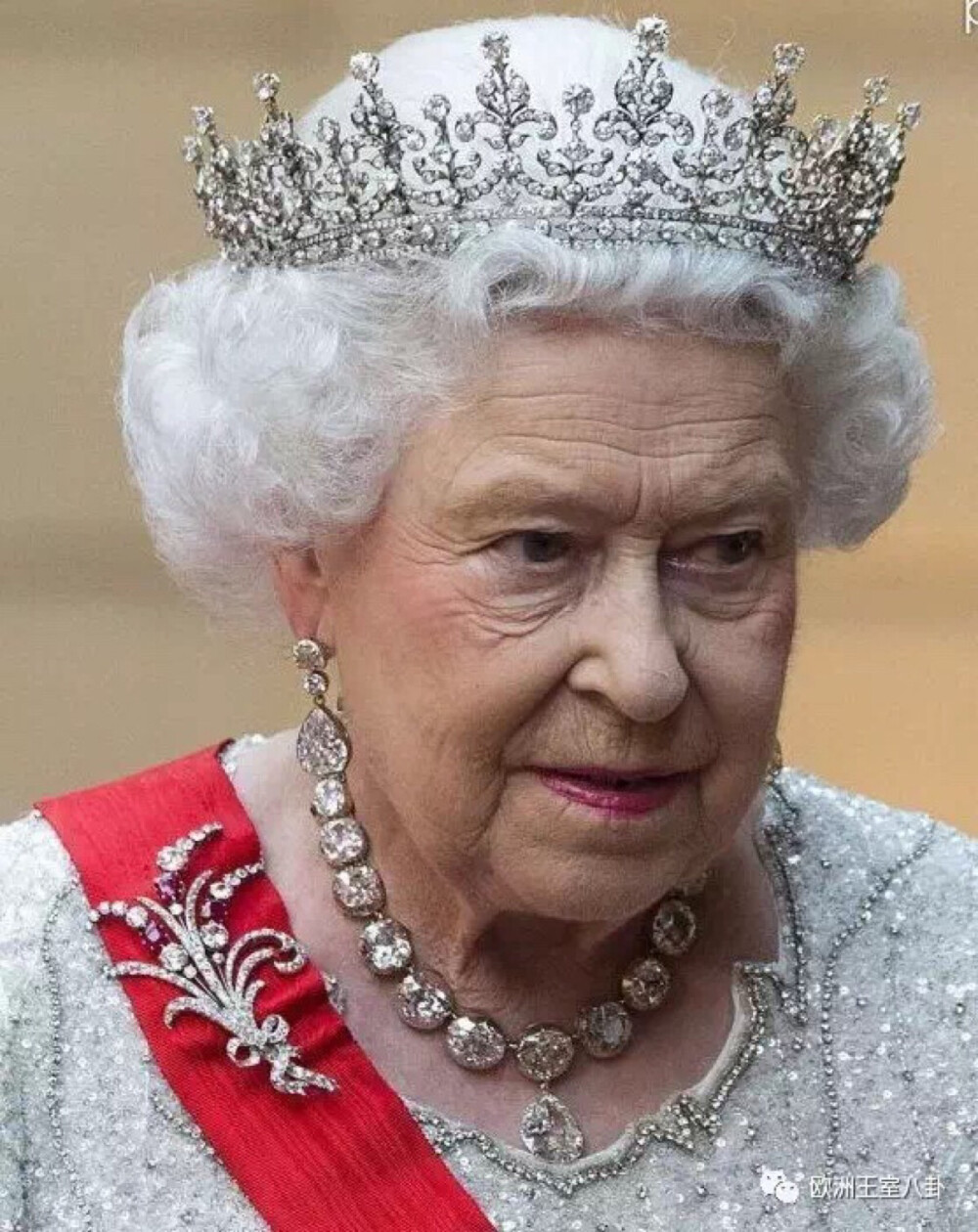 珠宝商玛丽王后的结婚礼物，虽然出镜率最高但要说～其实还比不上项链和耳环