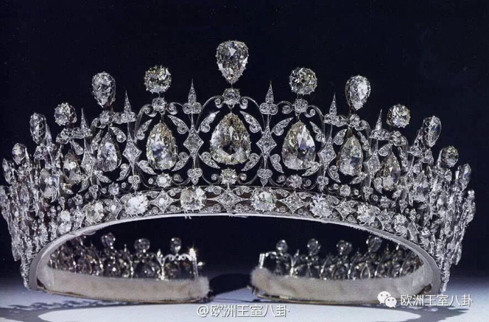 英国我觉得最大最漂亮的钻石王冠是这顶，法夫王冠，当年爱德华七世闺女露易丝的嫁妆，这大钻真的(¯﹃¯)最后一次出现是01年，爵位继承人还未婚，目前没有被卖的消息
