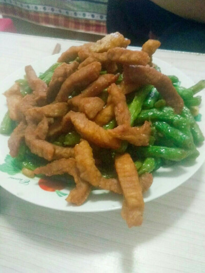 爸爸做的干煸豆角，和干炸肉条。接地气的美食，自己平时吃的。