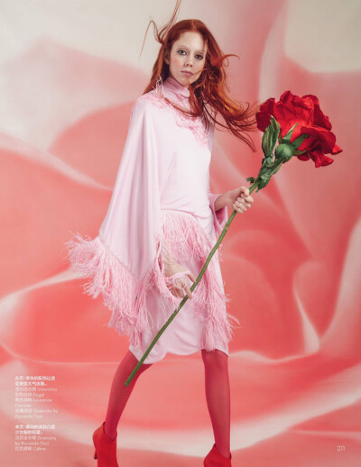 Natalie Westling（娜塔莉·韦斯特林）1996年6月出生于美国的Natalie Westling，虽然是于2014年才加入模特行列的新人，但人气飙升的程度如同火箭般猛劲，现已成为时尚圈炙手可热的宠儿。