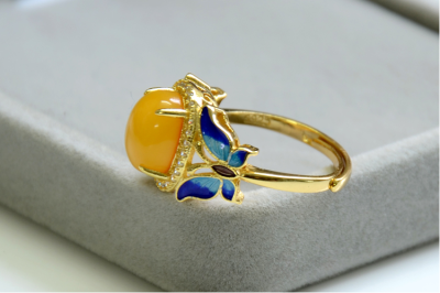 推书就枕，凫烟淡淡，蝶梦悠悠。