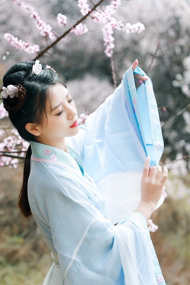 春林花多媚，春鸟意多哀。 春风复多情，吹我罗裳开。