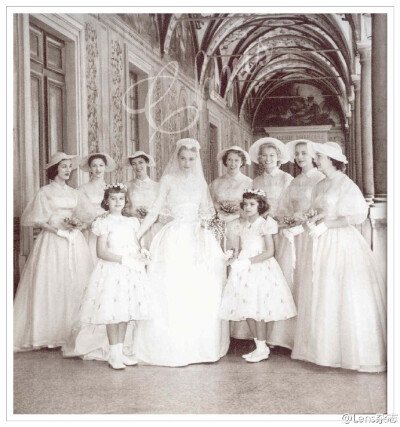 #Lens日历#1956 年4月19日，奥斯卡影后格蕾丝·凯丽与摩纳哥亲王雷尼尔三世的婚礼在摩纳哥圣尼古拉斯教堂举行。格蕾丝·凯丽是在参加前一年的戛纳电影节时认识雷尼尔三世的。约1800名记者和摄影师报道了这场婚。新娘穿…