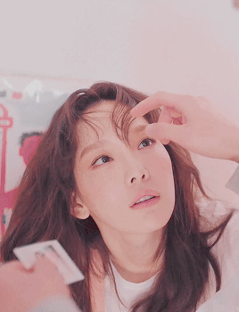 金泰妍（Taeyeon），1989年3月9日出生，韩国女歌手、主持人，女子演唱团体少女时代成员之一