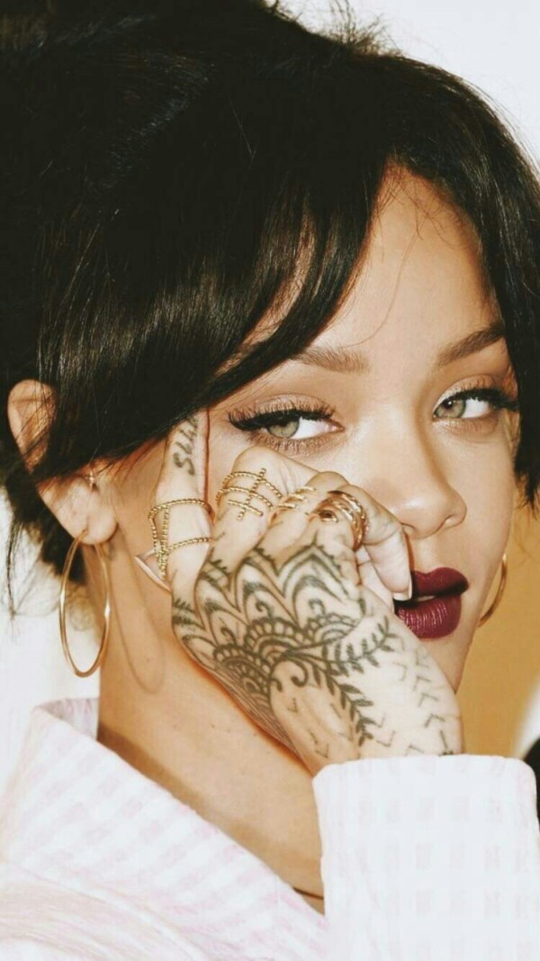 Rihanna蕾哈娜。