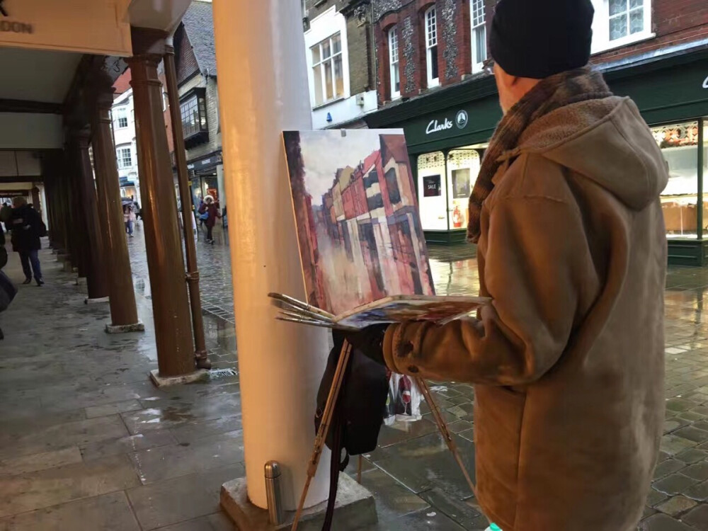 英国雨季的街头 总是不乏年迈又年轻的艺术前辈