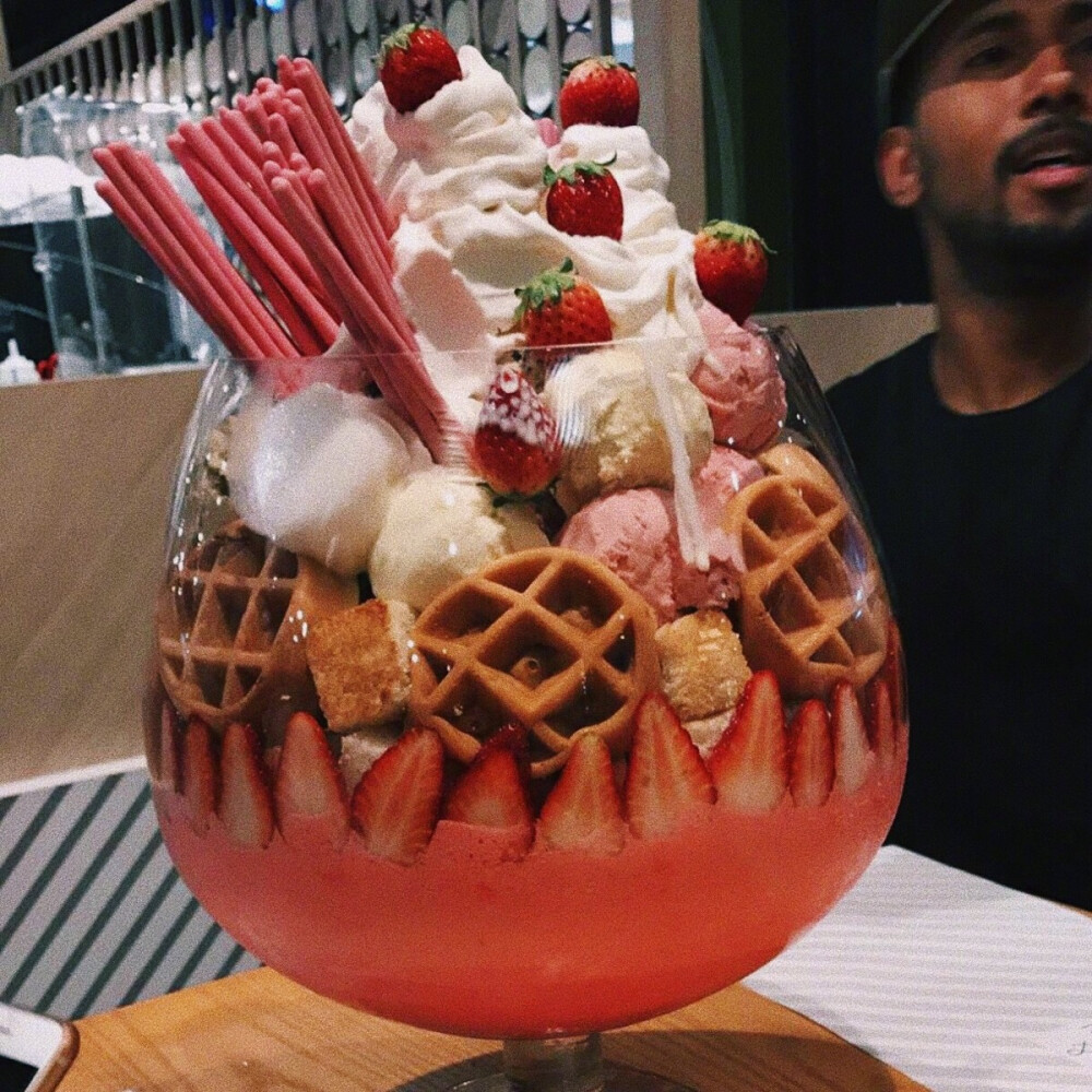 泰国曼谷momoshi甜品店推出由20个冰淇淋球组成的巨型冰淇淋圣代67