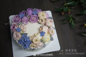 韩式裱花学员作品，又是一款婚礼系作品哦！ ​​​​@Nancy恋糖花 【课程咨询微信:tangleidangao】​​​​