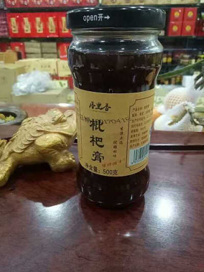 纯手工熬的川贝枇杷膏，枇杷膏是由新鲜枇杷果肉，冰糖，川贝，经传统工艺，高温熬炼，精制而成，具有养阴敛肺，清热润肺，化痰止咳等的功效，老人小孩四季皆宜。可以直接食用，冲水喝，沾面包馒头饼干等各种吃法