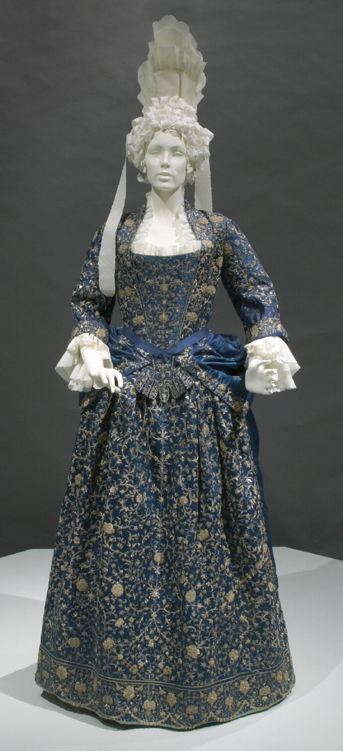 曼托亚女袍,1700年,意大利,有大量金银线刺绣的宝蓝色缎子长裙,外裙在