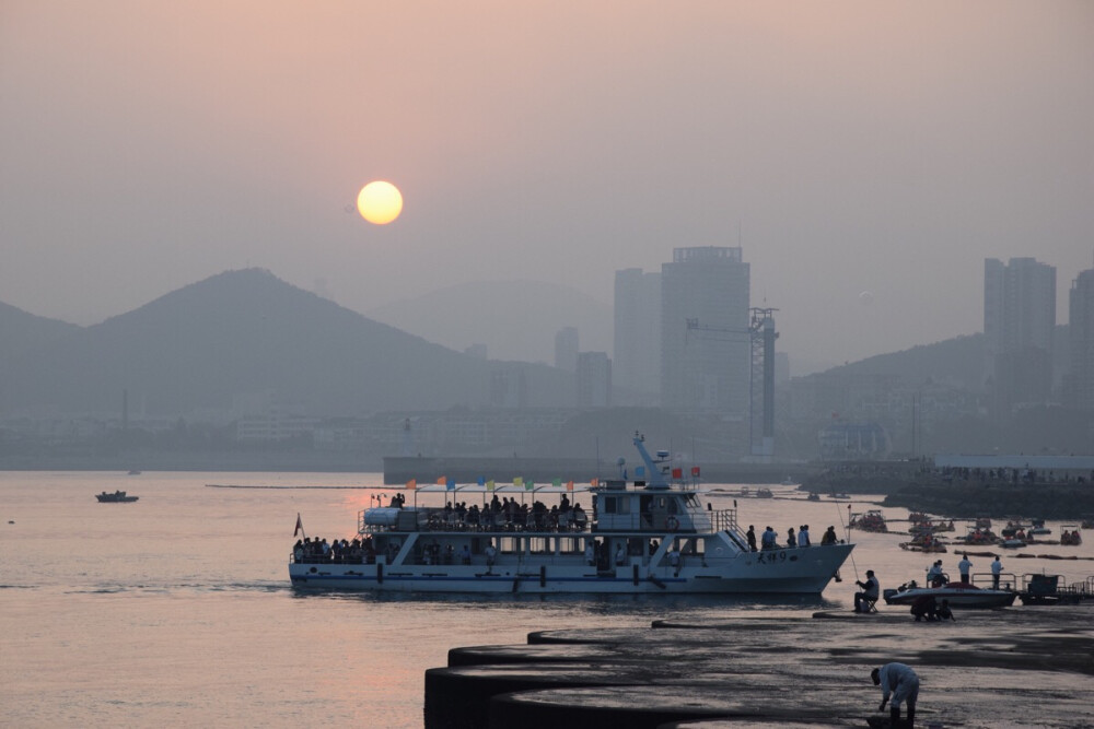 星海广场附近的一艘客船靠岸