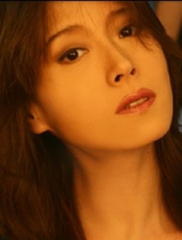 中森明菜 对她的好奇源于许冠杰那首《日本娃娃》，听说徐克曾力邀她扮演小倩，画像里那圆圆的脸庞的确更似年轻的她而非王祖贤，岁月饶过了她的容颜，却刻下太多倔强