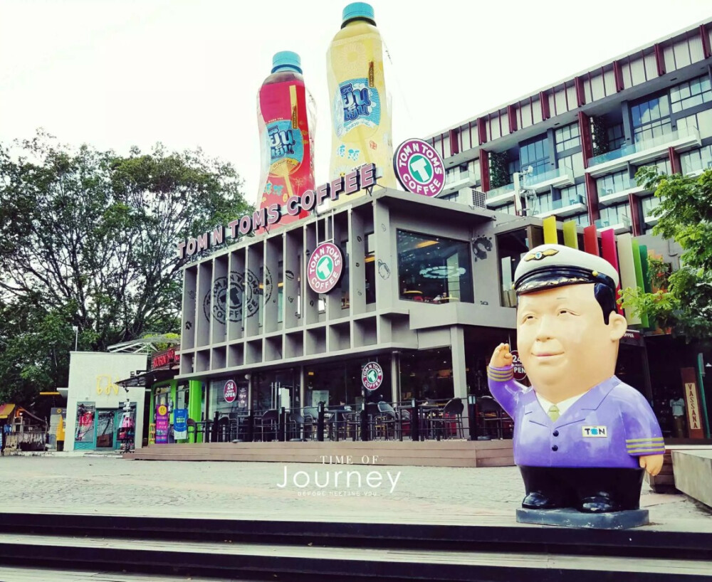 位于清迈大学附近的宁曼路，妥妥的小清新风格，色彩、杂物、微笑、花房。随手抬起相机，每一张都是明信片。