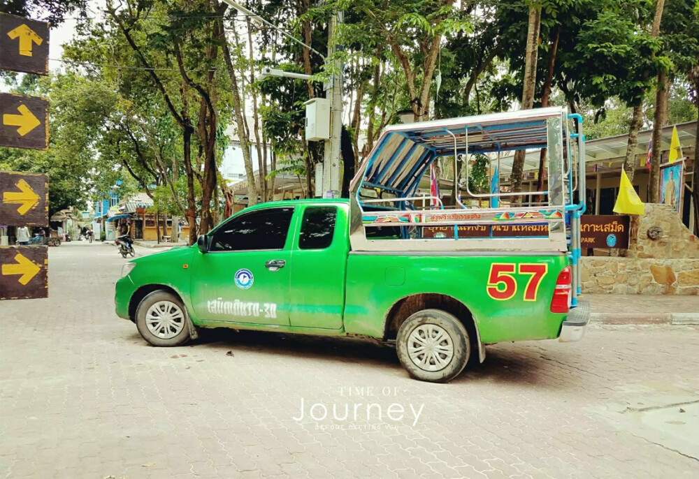 乘一辆拉牲口似的出租车，一路颠沛流离，来到传说中全沙美最大的711 买零食，前一秒的晴天突然暴雨倾盆，瞬间洪涝，淋成狗，只能买买买以示庆祝！沙美的711真的超便宜！国内不能比。