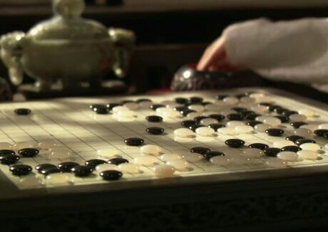 白玉和黑曜石做的棋子，汉白玉棋盘，黑檀底座