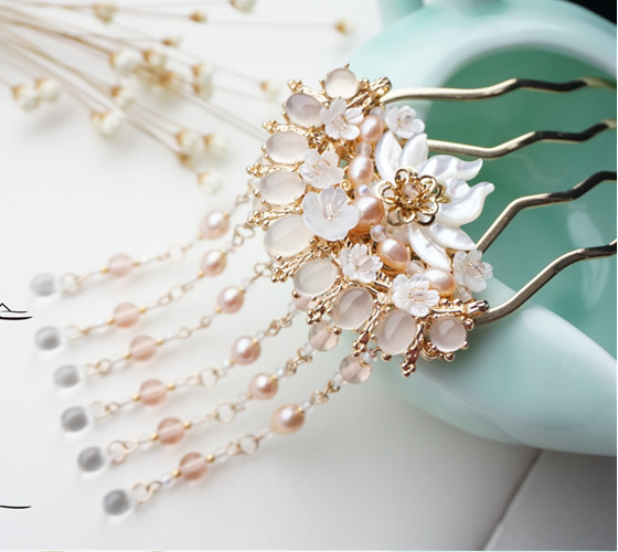 美人小字称春娇云鬟玉步摇